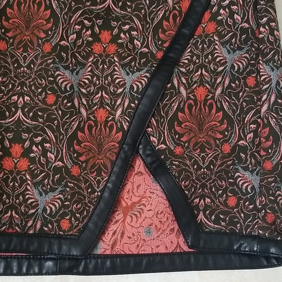 NWOT Express Floral Mini Skirt - Picture 3 of 4